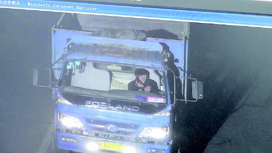 張某被抓拍到開車打手機。