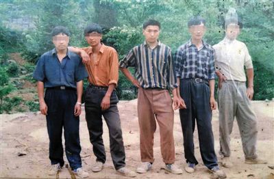 一次外出打工前，田仁信（中）與村里的伙伴合影。田仁信親屬供圖