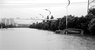 6月28日，南京暴雨致云臺山河漫堤，祿口機場高速雙向封閉 供圖/CFP