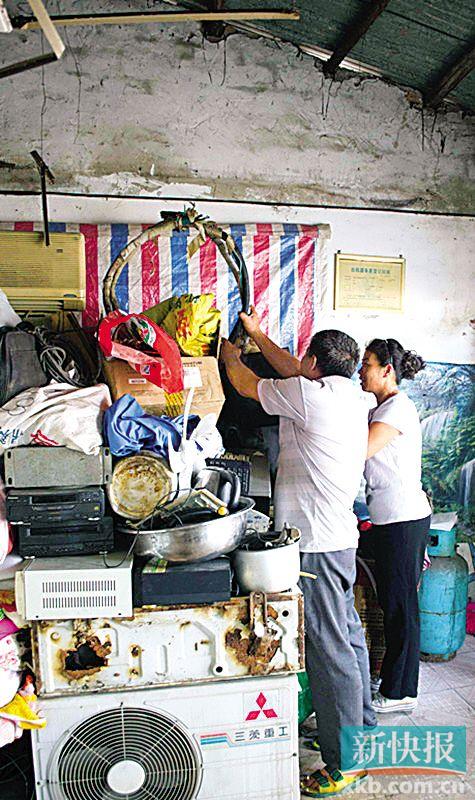 劉伯與妻子李姨在收拾剛回收的幾件小電器。