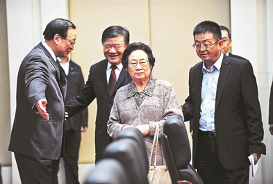 屠呦呦首先進(jìn)入會(huì)議現(xiàn)場(chǎng) 屠呦呦首先進(jìn)入會(huì)議現(xiàn)場(chǎng)