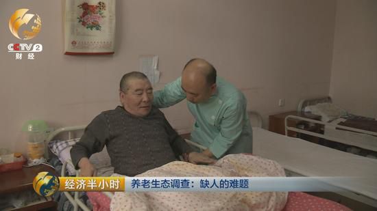 每天凌晨5點多，老姜就起床。幫老人挨個洗臉，口腔護理，換尿墊，擦身。