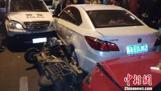 網(wǎng)友上傳的現(xiàn)場事故圖片。 網(wǎng)友拍圖 攝