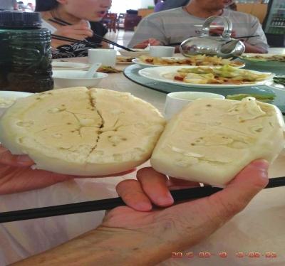 在參加山西游行程中，體驗(yàn)員發(fā)現(xiàn)團(tuán)餐中的饅頭已經(jīng)發(fā)霉。視頻截圖