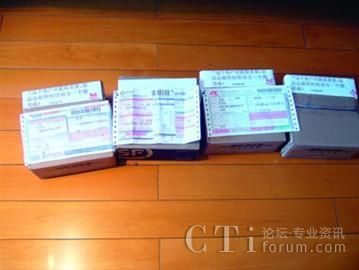 新聞晨報調(diào)查:順豐EMS等快遞員收件無一微笑 新聞晨報調(diào)查:順豐EMS等快遞員收件無一微笑