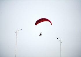 10月25日下午，動(dòng)力傘從一對(duì)路燈上空飛過