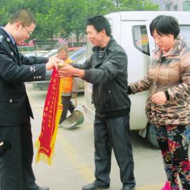 何姜姜的父母給民警送錦旗。