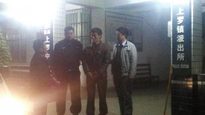 王強(qiáng)被抓獲歸案,右二為犯罪嫌疑人。