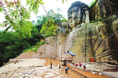 佛像雕刻現(xiàn)場。