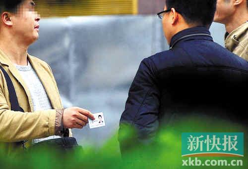 在進(jìn)行了近半個(gè)月暗訪調(diào)查中，有證販子告訴記者稱，二代身份證買賣已形成產(chǎn)業(yè)鏈，不僅貨源穩(wěn)定，生意也是相當(dāng)紅火。■正佳廣場(chǎng)附近，一名男子正向記者兜售二代身份證。
