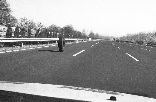 “落單”輪胎60公里時(shí)速狂奔3公里 警車?guó)Q笛警戒 “落單”輪胎60公里時(shí)速狂奔3公里 警車?guó)Q笛警戒