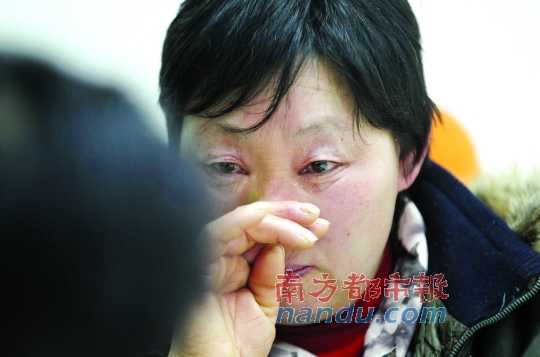 　　聽聞判決結(jié)果，被害人母親楊書會控制不住眼淚。南都記者徐文閣攝