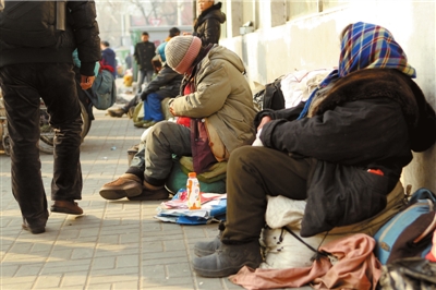 昨天，仍有流浪人員在路邊居留。本報記者譚青攝/視頻