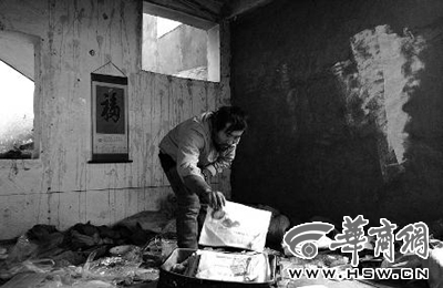 　西安市解放路與東大街十字西北角的一棟待拆遷的樓房中，陳露山整理自己每天看的報(bào)紙