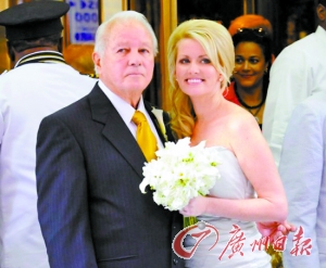 二00一年，埃德文和特里娜舉行婚禮。