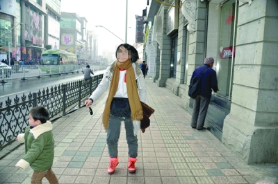 武漢:女子為防孩子走失 在其脖子上系繩(附圖) 武漢:女子為防孩子走失 在其脖子上系繩(附圖)