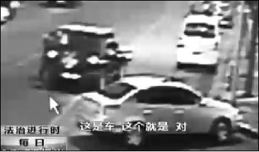 事發(fā)現(xiàn)場監(jiān)控錄像顯示，白圈內(nèi)的被害人老丁，正在牧馬人越野車旁收費(fèi)。 圖片來自電視截圖