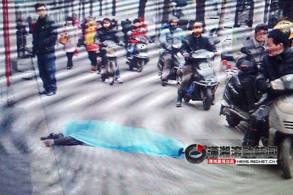 2月4日早上8時(shí)30分許，長(zhǎng)沙人民中路255號(hào)一棟住宅樓露天樓梯6樓頂部，一名三十多歲的中年男子跳下