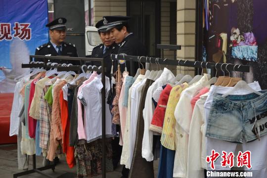 警方展示的部分被盜服裝。　宋立超　攝