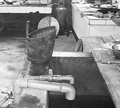 在鎮(zhèn)機關(guān)食堂，洗菜煮飯都用自來水。