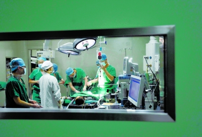 昨晚，醫(yī)生為小進(jìn)進(jìn)做截肢手術(shù)。