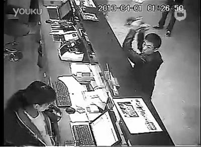 另一同行男子，操起柜臺上的擺件，用力砸向女服務(wù)員面部。