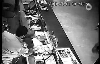 第三名白衣男子沖進(jìn)柜臺內(nèi)對女服務(wù)員一頓拳打腳踢。