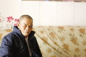 4月15日，劉爹爹的一只眼睛上有明顯的淤青。