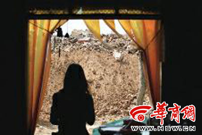 學(xué)校旁的小賣部老板李女士看著店門口的建筑垃圾很頭疼 本報(bào)記者董國梁攝 學(xué)校旁的小賣部老板李女士看著店門口的建筑垃圾很頭疼 本報(bào)記者董國梁攝