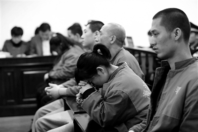 昨日，因涉嫌誘騙男網(wǎng)友進行高額消費，海淀區(qū)一咖啡廳負責人及“吧女”等14人受審。新京報記者 王貴彬 攝