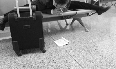 大叔機(jī)場劈一字馬看書 大叔機(jī)場劈一字馬看書