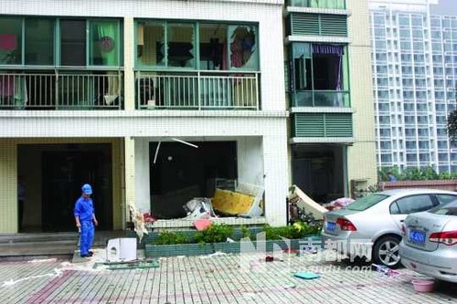 事發(fā)房屋整個陽臺的防盜網(wǎng)鐵窗被震飛 事發(fā)房屋整個陽臺的防盜網(wǎng)鐵窗被震飛