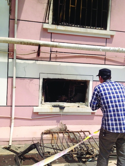 窗戶被燒得面目全非。