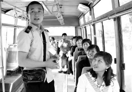 售票員楊振虎與文章長(zhǎng)得很像,乘客都覺(jué)得很好奇, 售票員楊振虎與文章長(zhǎng)得很像,乘客都覺(jué)得很好奇,