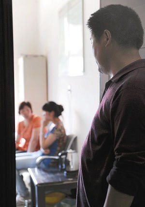 妻子在房?jī)?nèi)勸說(shuō)女兒時(shí)，楊師傅守在門外