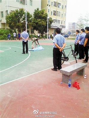 事發(fā)后，警方趕往現(xiàn)場進行處理。圖片來源于微博