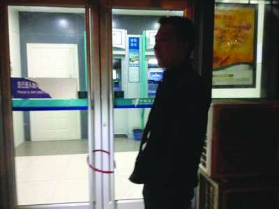 夏先生拿防盜鎖鎖了銀行門。