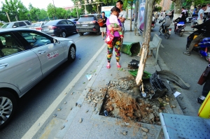 幸虧轎車(chē)撞到香樟樹(shù)上停了下來(lái),否則后果更嚴(yán)重。