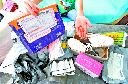 昨日,沙坪壩區(qū)遠(yuǎn)祖橋,彭小姐這幾天收到的一堆包裹。記者吳珊攝