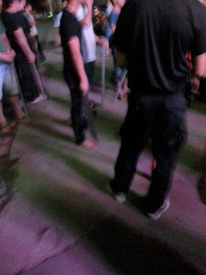 網(wǎng)帖圖片顯示事故現(xiàn)場多人持械 網(wǎng)帖圖片顯示事故現(xiàn)場多人持械