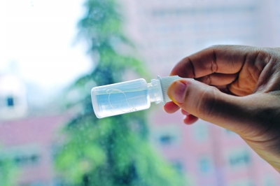 眼睛總發(fā)癢，1歲女童眼中挑出9條活蟲