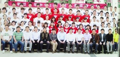 大家來找找，兩幅圖中有13人完全一致，你能找出來嗎？