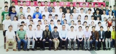 個不同班級的畢業(yè)照，前排除了最左邊一位老師外，完全一致。