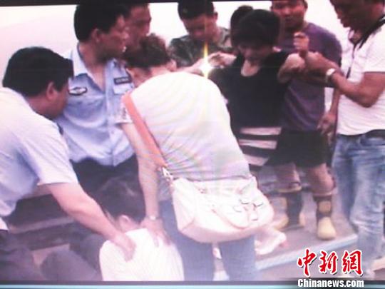 宗德宇緩緩靠近跳樓女子?！O程　攝