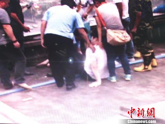 宗德宇緩緩靠近跳樓女子?！O程　攝