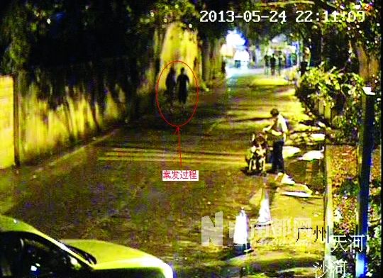 監(jiān)控視頻中（紅圈處），男子尾隨女學(xué)生試圖進(jìn)行猥褻。通訊員供圖