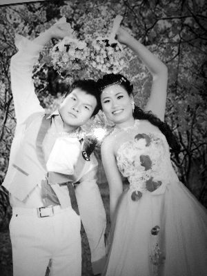 結(jié)婚照中的阿妮笑容燦爛，現(xiàn)實(shí)中，這對(duì)“跨國(guó)速成夫妻”還處在并不愉快的磨合過(guò)程中 本版均為資料圖片