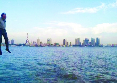 前晚，一名男子從輪渡上縱身墜入江中。@風(fēng)箏鍋發(fā)布