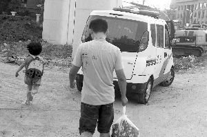 昨天，小豆被民警帶走，轉(zhuǎn)移到別處居住現(xiàn)代快報(bào)記者辛一攝