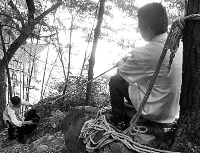 景區(qū)工人探30米深溝撿垃圾 景區(qū)工人探30米深溝撿垃圾